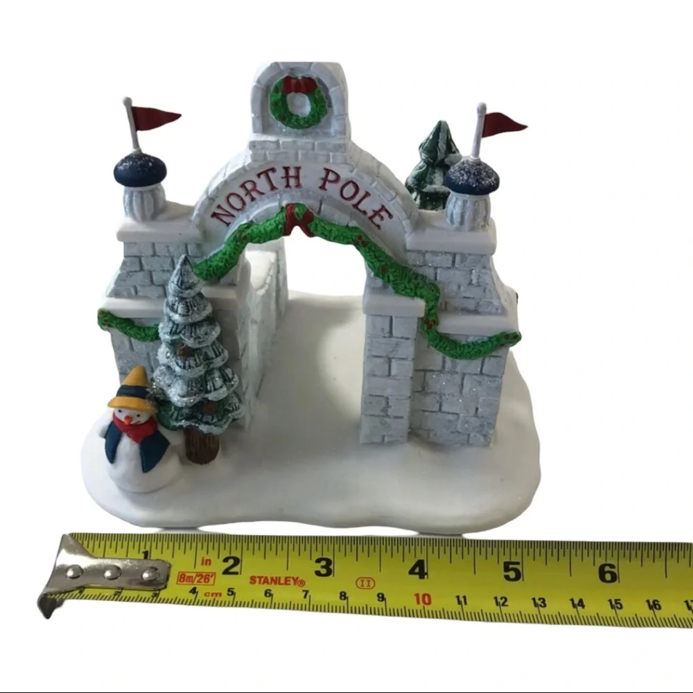 DEPARTMENT 56 North Pole Gate The Heritage Village Collection like New #5632-4